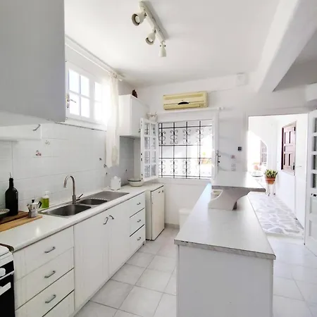 Renovated In The Heart Of Paroikia. Апартаменты *